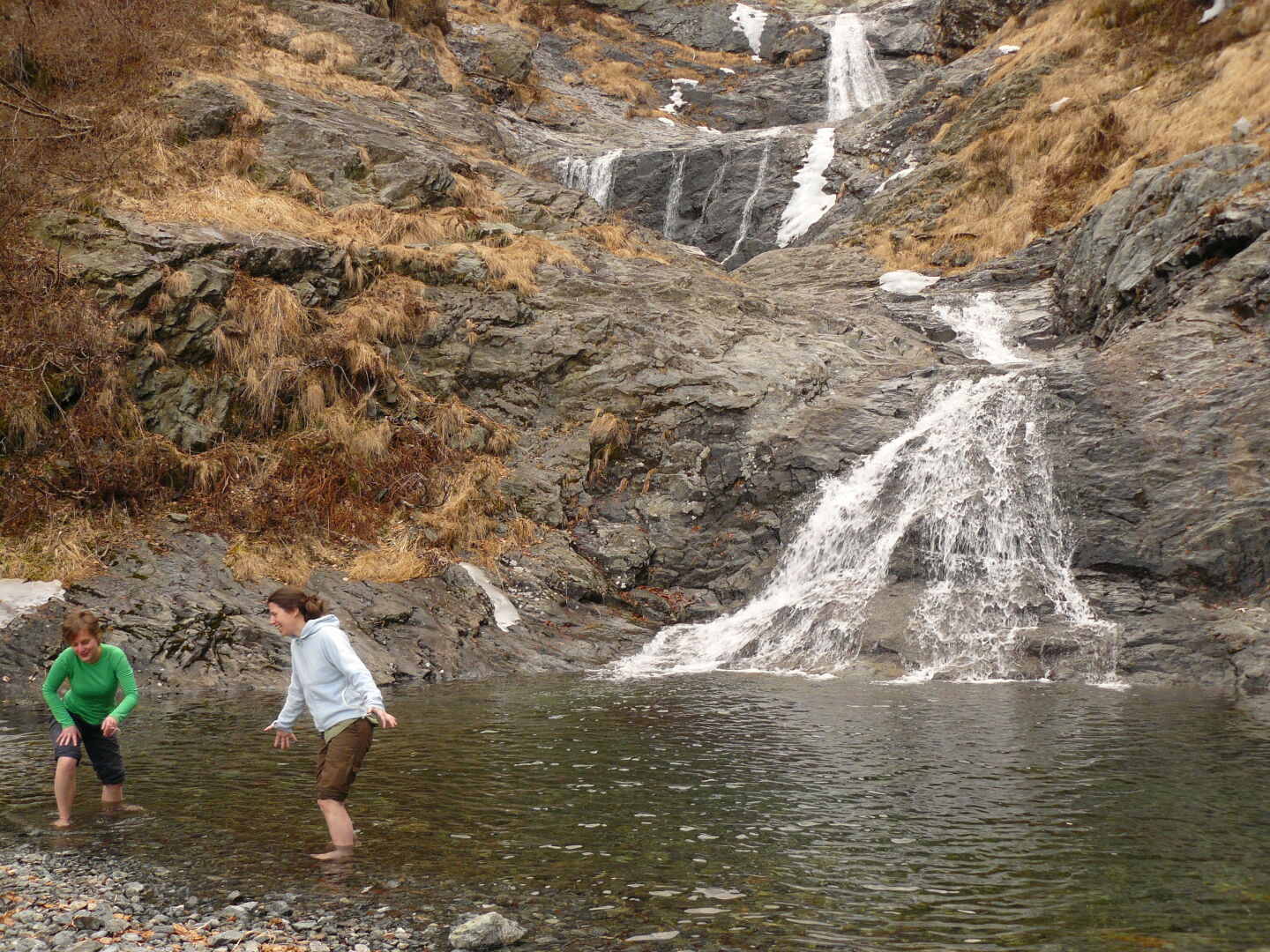 Das Wasser im Kleinen See von Bordei ist doch noch etwas kalt!