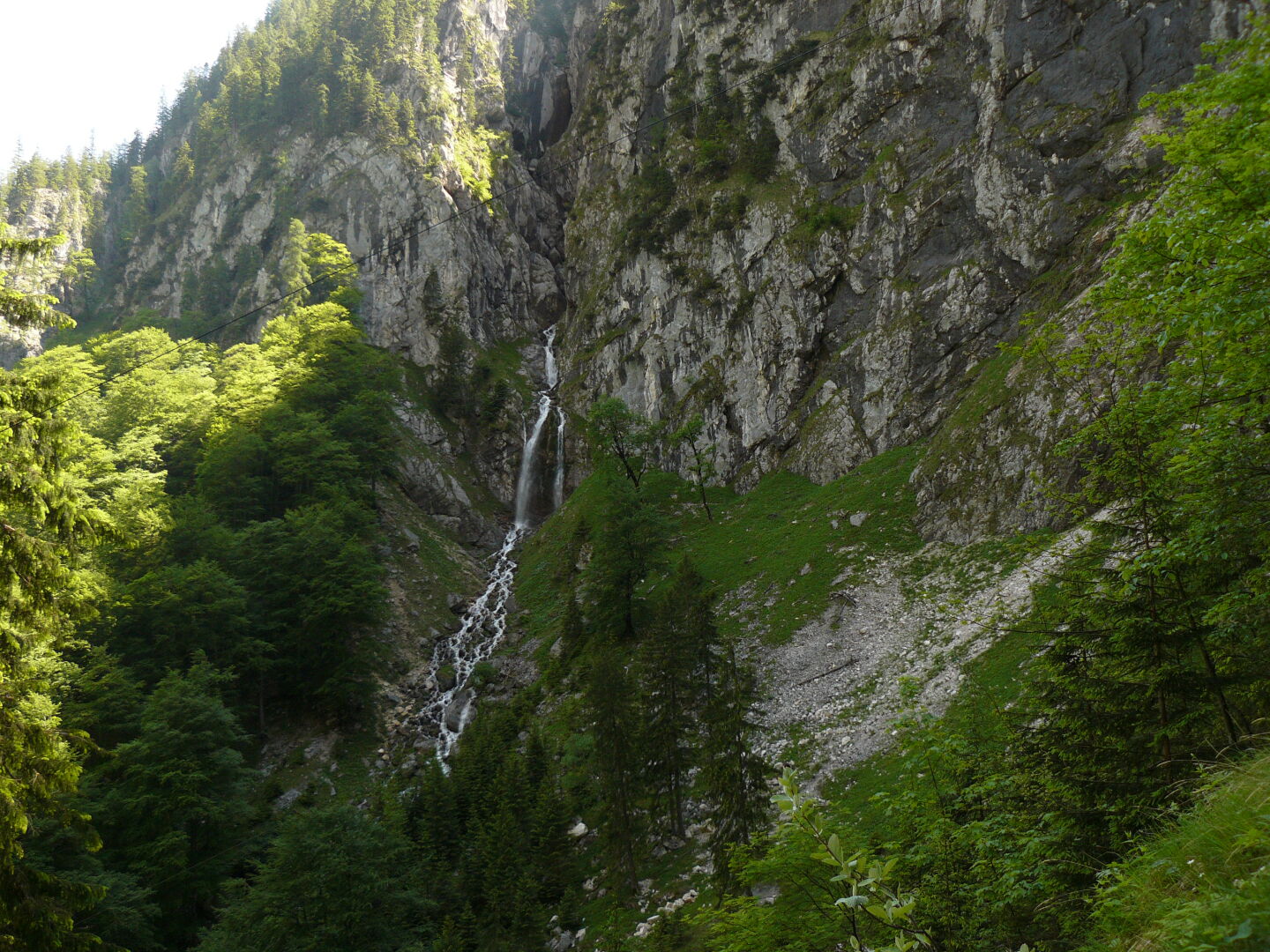 Wasserfall in der Nähe des Eingangs.