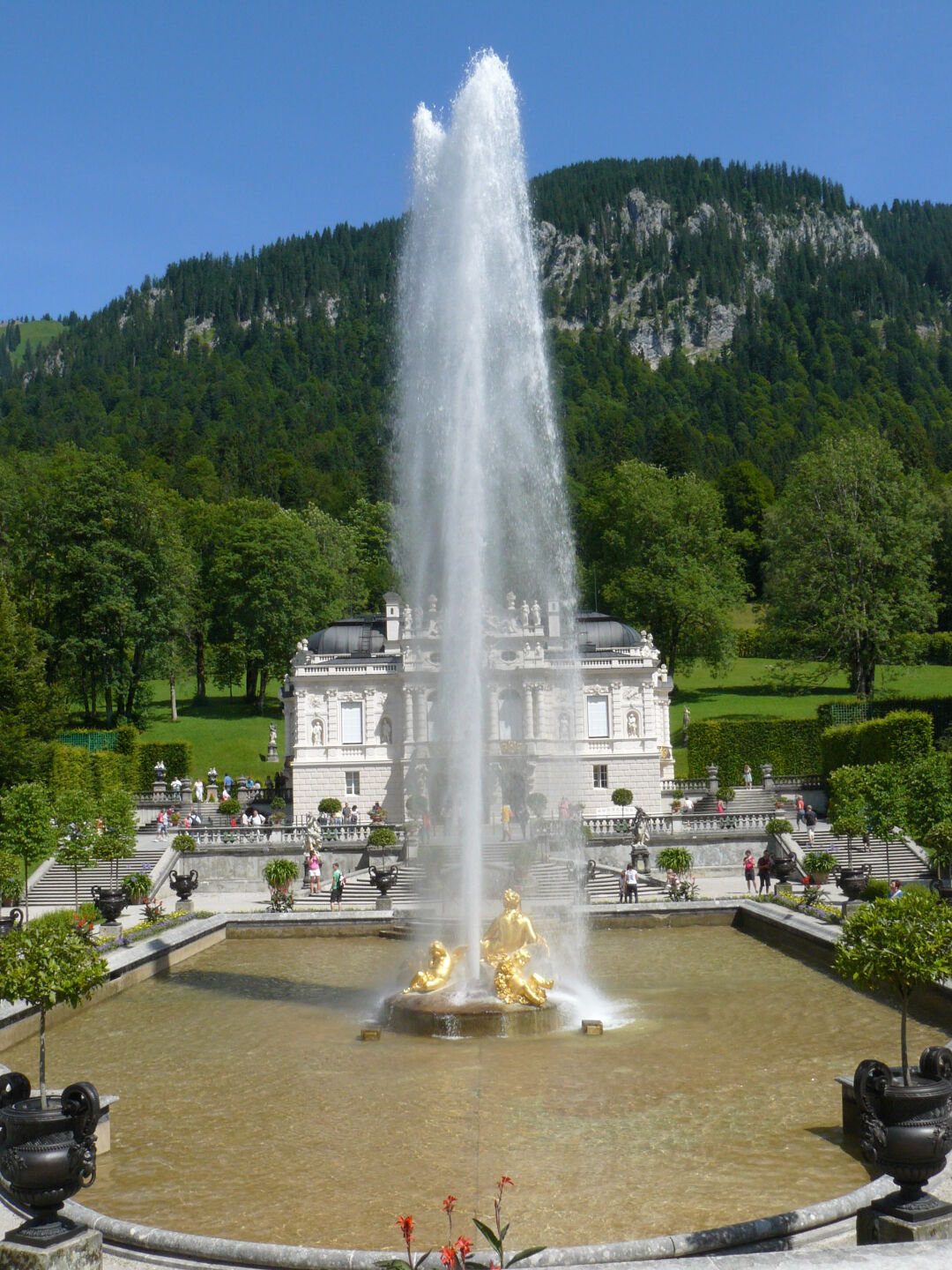 And the castle with fountain. 5 kilograms of gold were used for goldplating in and around the castle.
