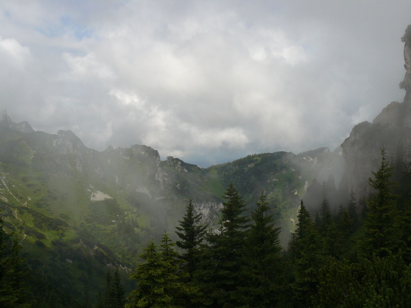On the morning after the thunderstorm and downpour near Tutzinger Hütte and Benediktenwand (1 800 m), the sun tries very hard to get through.