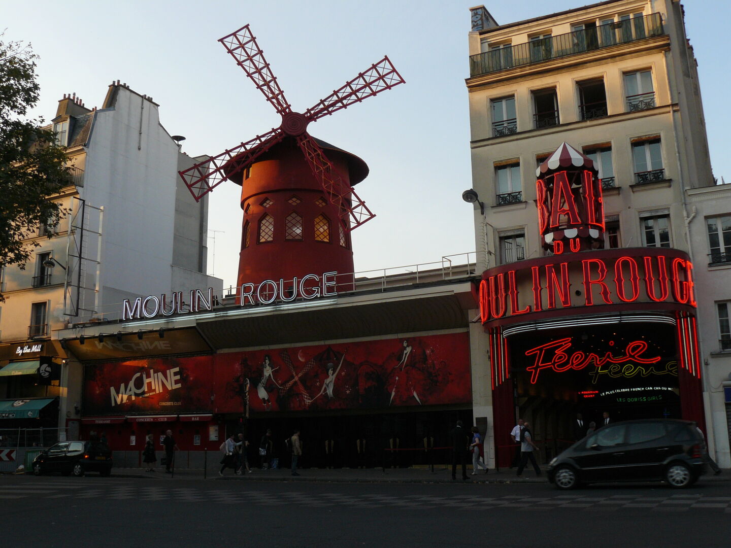 Mouin Rouge, the famous Varieté/night show thingy. We weren&rsquo;t dressed appropriately so we didn&rsquo;t try to go in.