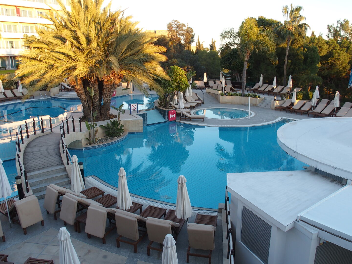 And it has a spectacular pool area, but it&rsquo;s unheated and the water temperature of the pool was actually lower than that of the sea!