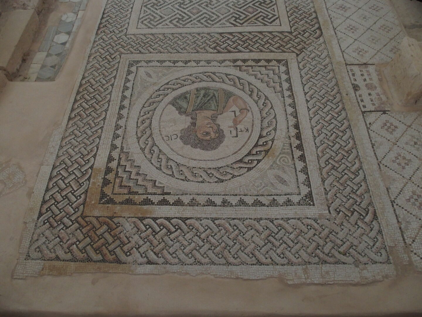 On a rainy day, we went for some more cultural sightseeing. The archaeologic site of Kourion is the second most important site on the island. It is full of colourful mosaics that date back more than 2000 years, but were partially restored and replaced in the 4th century after earthquakes had destroyed the settlement.