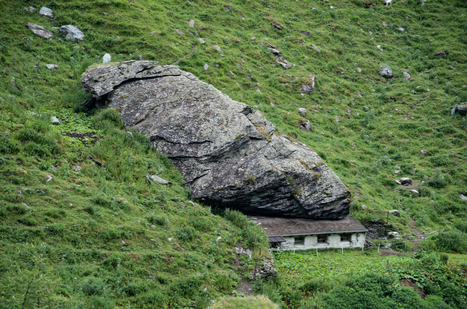 Merkwürdige Hütten am Wegrand.