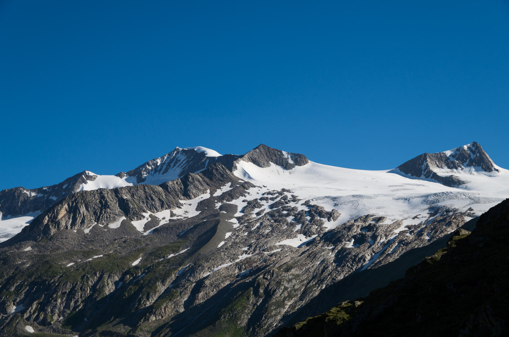 Blick auf den Großvenediger (links, mit Schneekappe).