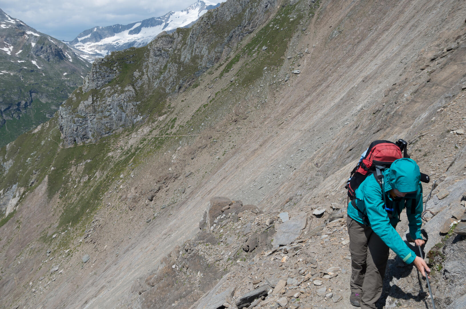 Der Sajat-Höhenweg ist extrem Steinschlag-gefährdet. Dagegen hilft auch ein Seil nicht. Hunde anleinen?! Die Sajatscharte: hier sind wir herunter gekommen.