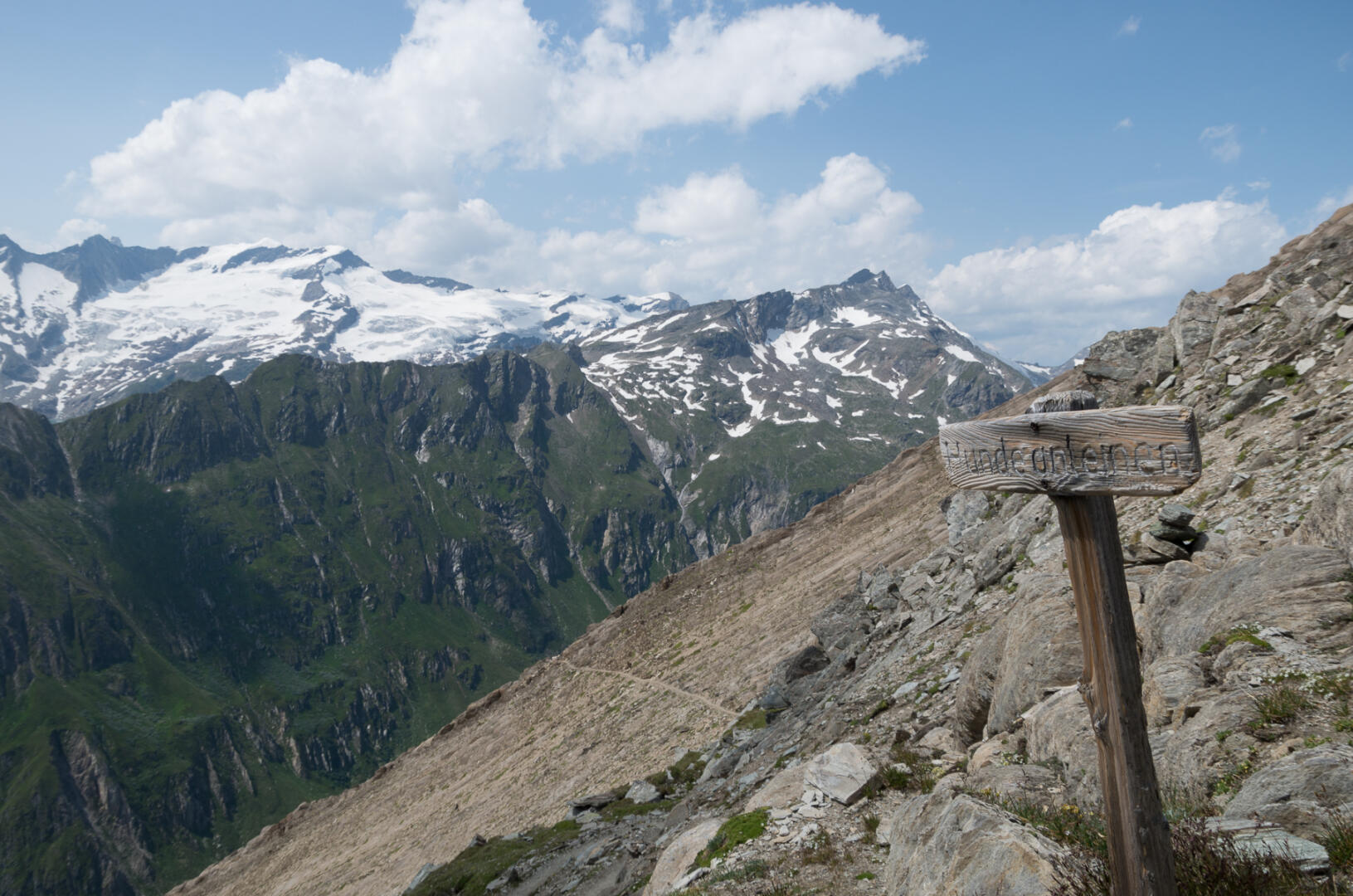 Der Sajat-Höhenweg ist extrem Steinschlag-gefährdet. Dagegen hilft auch ein Seil nicht. Hunde anleinen?! Die Sajatscharte: hier sind wir herunter gekommen.