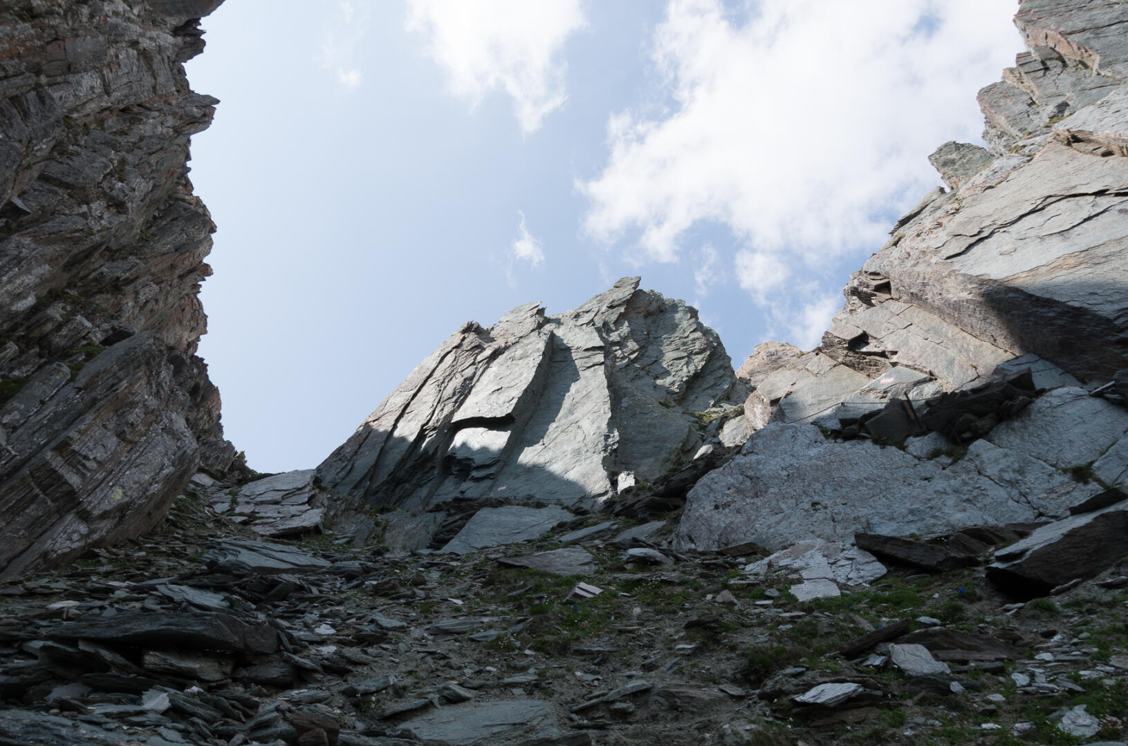 Der Sajat-Höhenweg ist extrem Steinschlag-gefährdet. Dagegen hilft auch ein Seil nicht. Hunde anleinen?! Die Sajatscharte: hier sind wir herunter gekommen.