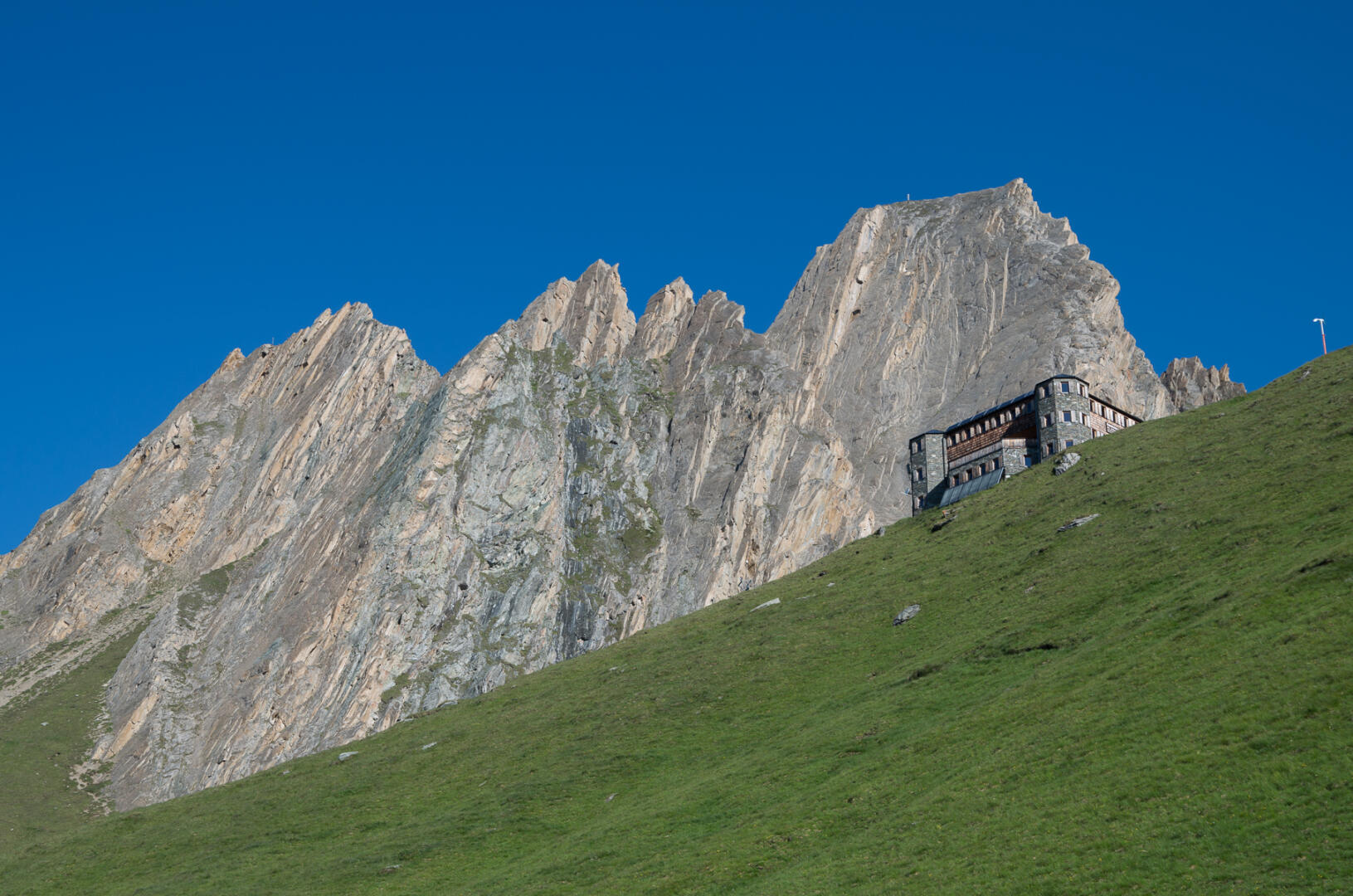 Rückblick zur Sajathütte und zur Roten Säule.