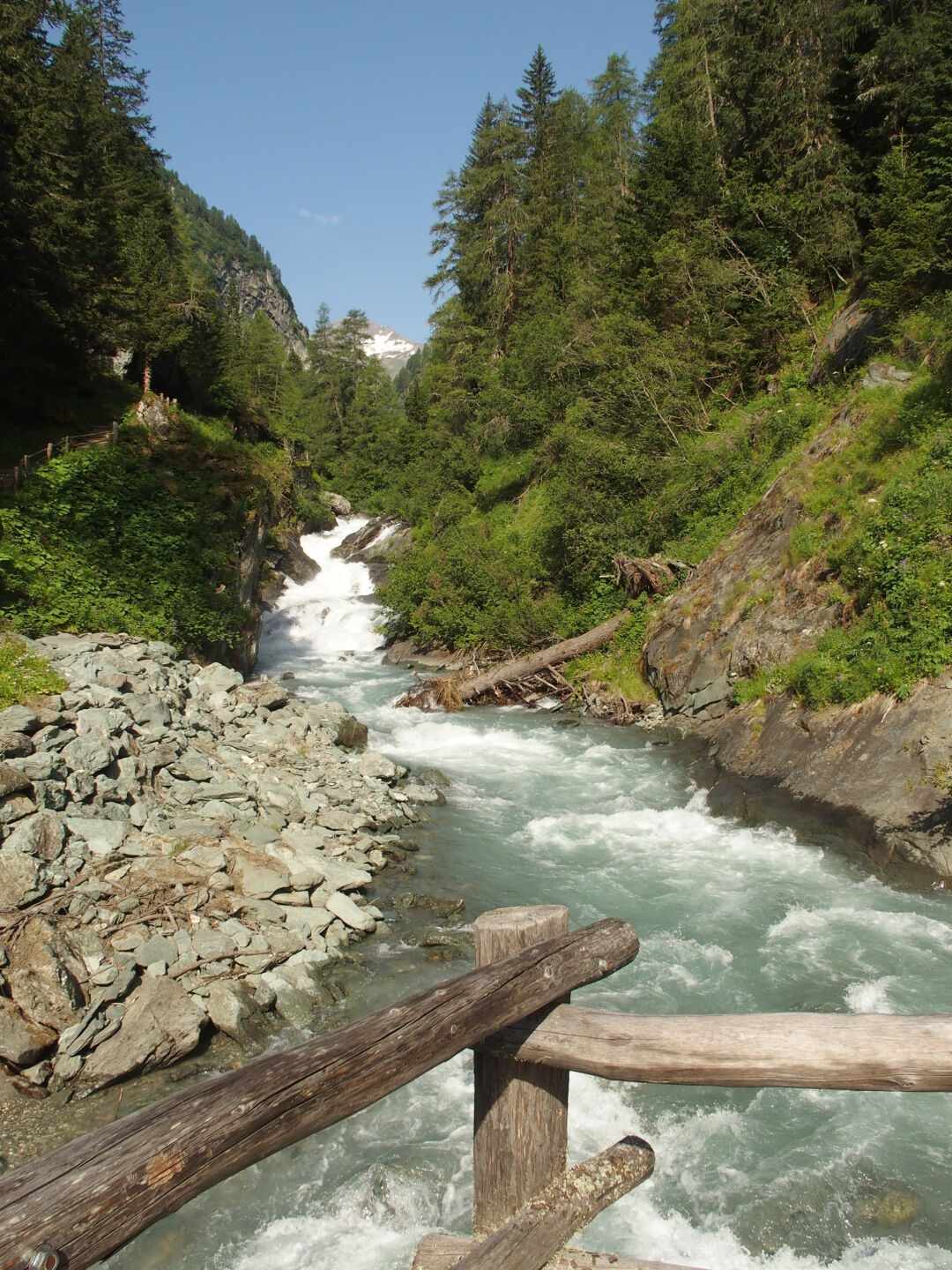 Aussichtsplattform über der Isel. Blick ins Umbaltal. Die Umbalfälle.