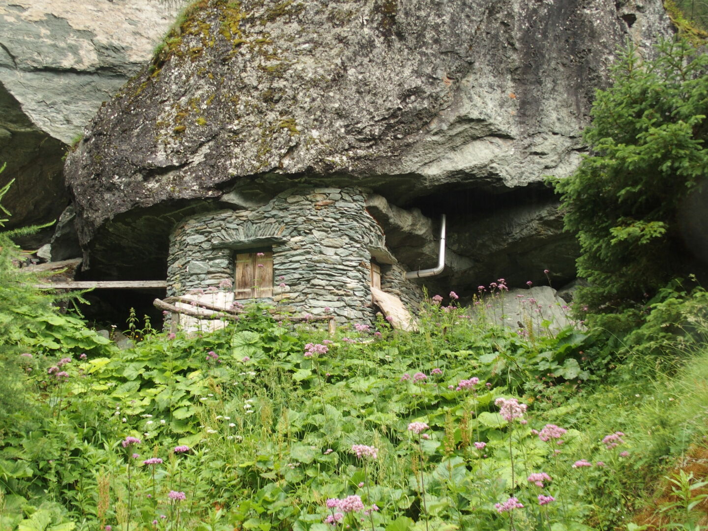 Merkwürdige Hütten am Wegrand.