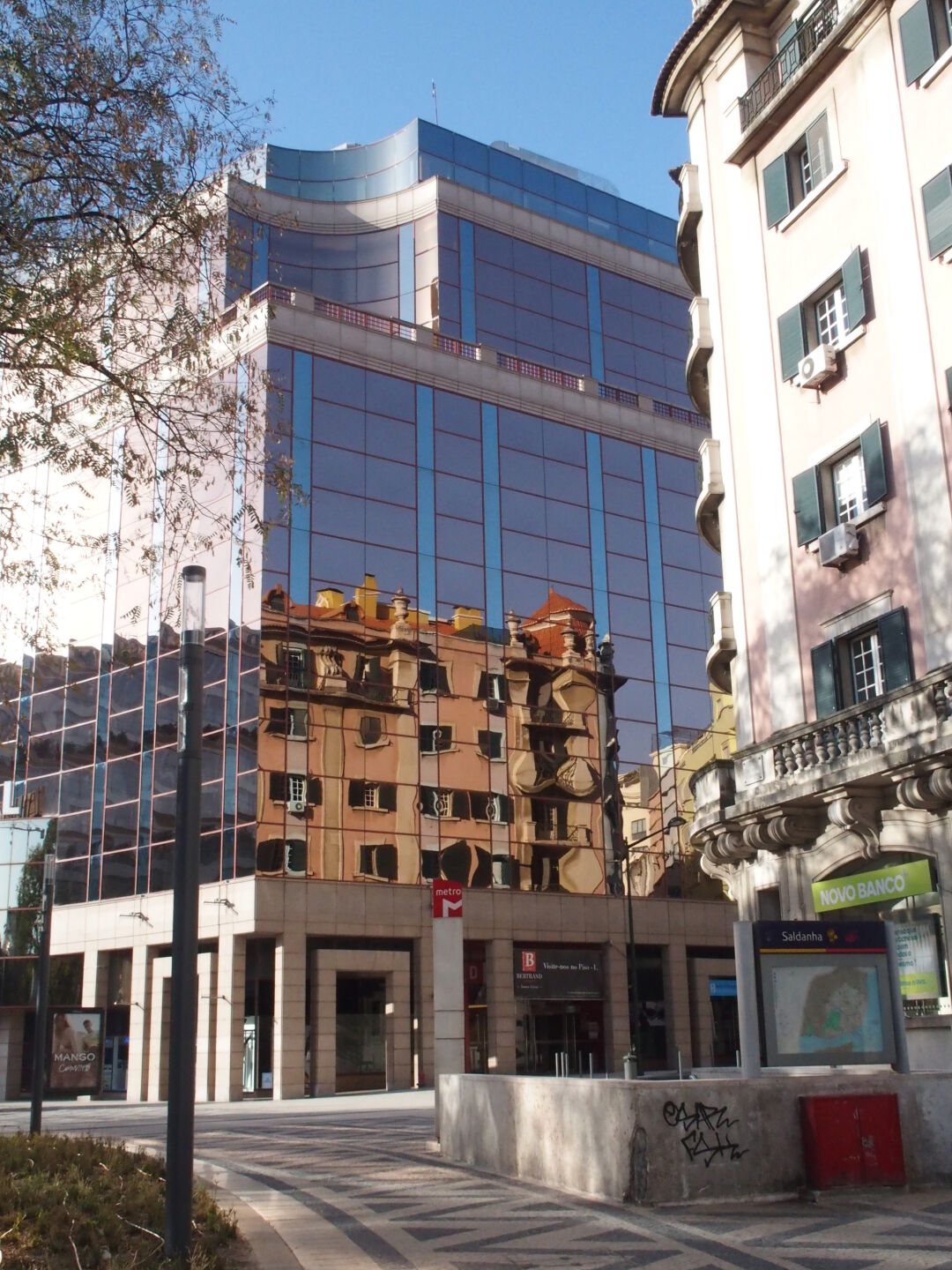 Alte und neue Häuser dicht beeinander.