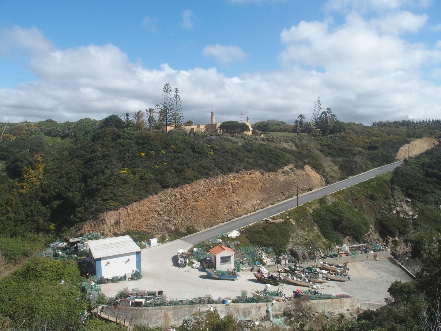 Durch die Akazien zum bedeutenden Fischereihafen Entrada de Barcas.