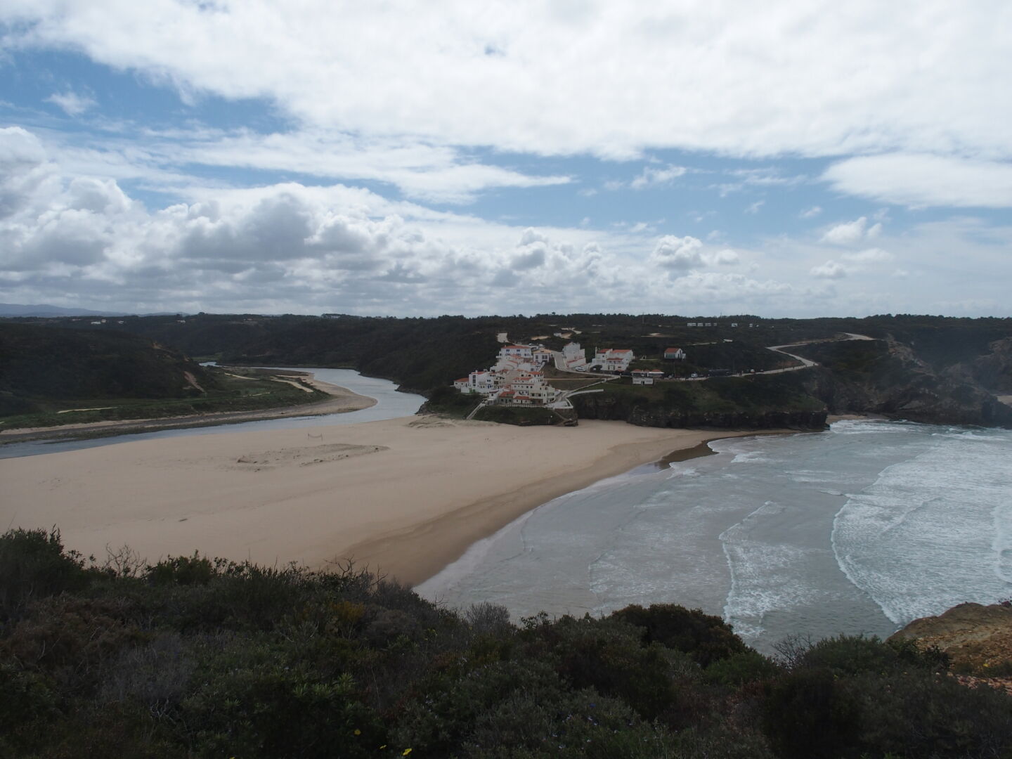 Blick über den Rio Ceixe nach Praia de Odeceixe. In der Flussniederung.