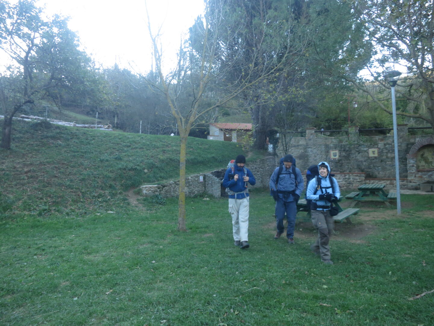 Aufbruch vom Dorfplatz von Las Illas. Foto (c) Felix.