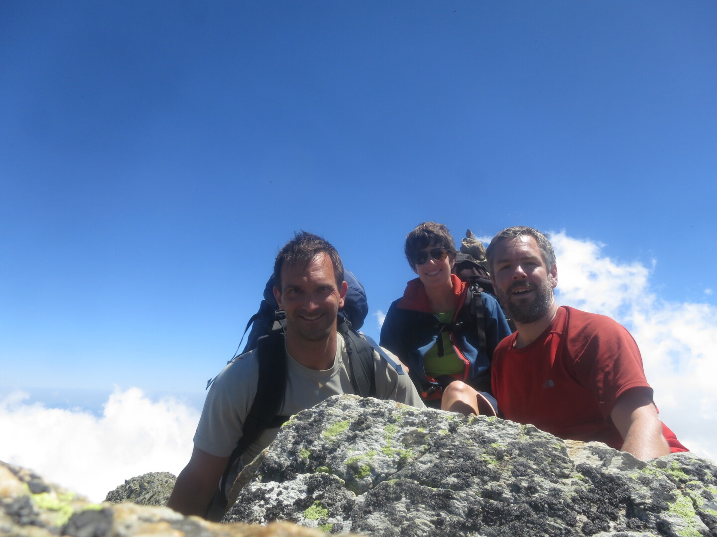 Auf dem Gifpel des Roc Negre. Foto (c) Felix Brümmer. Blick vom Roc Negre auf den Canigou. Komisch, als ich da oben saß, war mir  nicht bewußt, dass da so viele Felsen zwischen mir und dem Abgrund waren  und ich gar nicht hätte runterfallen können. 