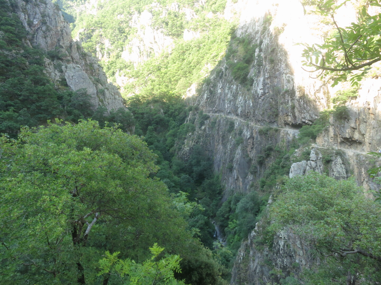 Blick auf den ausgesetzten Weg auf der Westseite der Caran&ccedil;a-Schlucht. 2. Foto (c) Felix Brümmer.