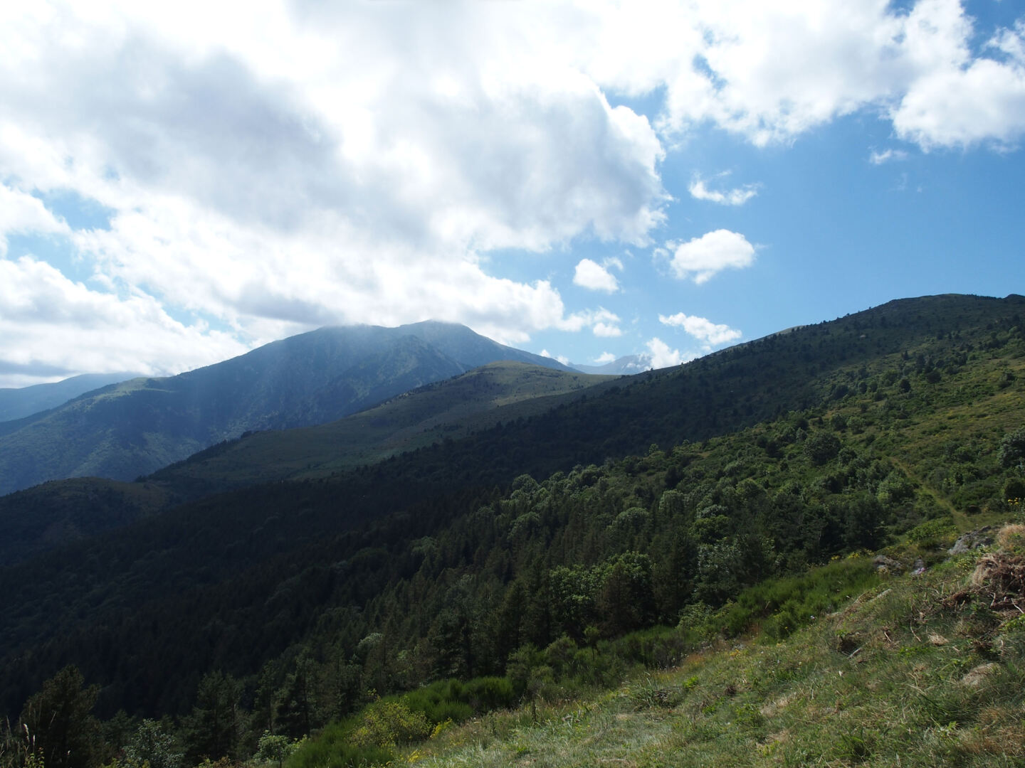Hinter einem dieser grünen Bergrücken liegt unser Tagesziel.