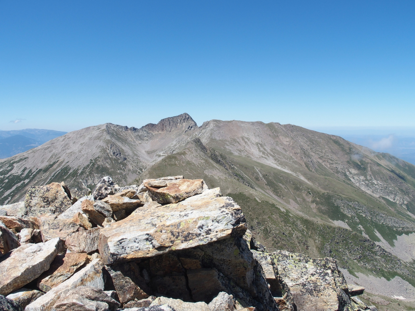 Auf dem Gifpel des Roc Negre. Foto (c) Felix Brümmer. Blick vom Roc Negre auf den Canigou. Komisch, als ich da oben saß, war mir  nicht bewußt, dass da so viele Felsen zwischen mir und dem Abgrund waren  und ich gar nicht hätte runterfallen können. 