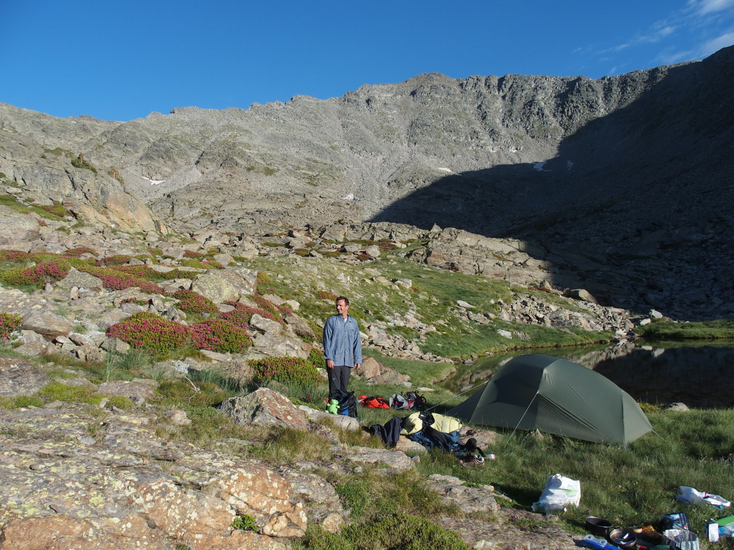 Zeltplatz am See mit Blick auf den Canigou. Als der verantwortungsbewußte Bergführer, der er ist, hat Felix die Karte nicht nur im Kopf, sondern auch immer griffbereit.