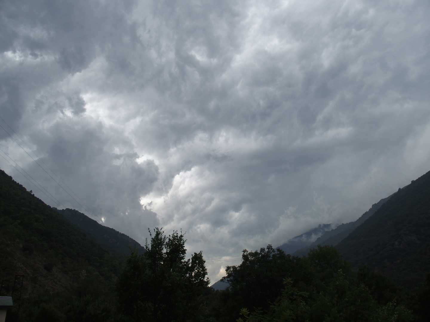 Ankunft am Ziel &ndash; Picknickplatz in Thuès-Entre-Valls. Gewitter im Anzug.