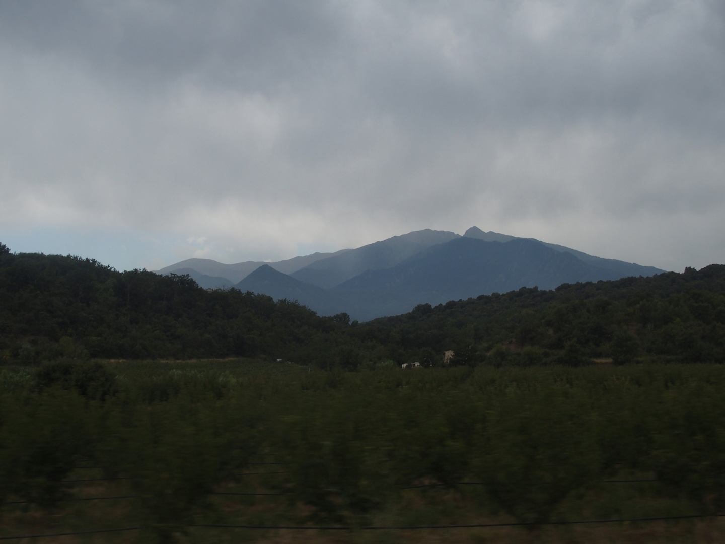 Rückblick auf das Massiv des Canigou.