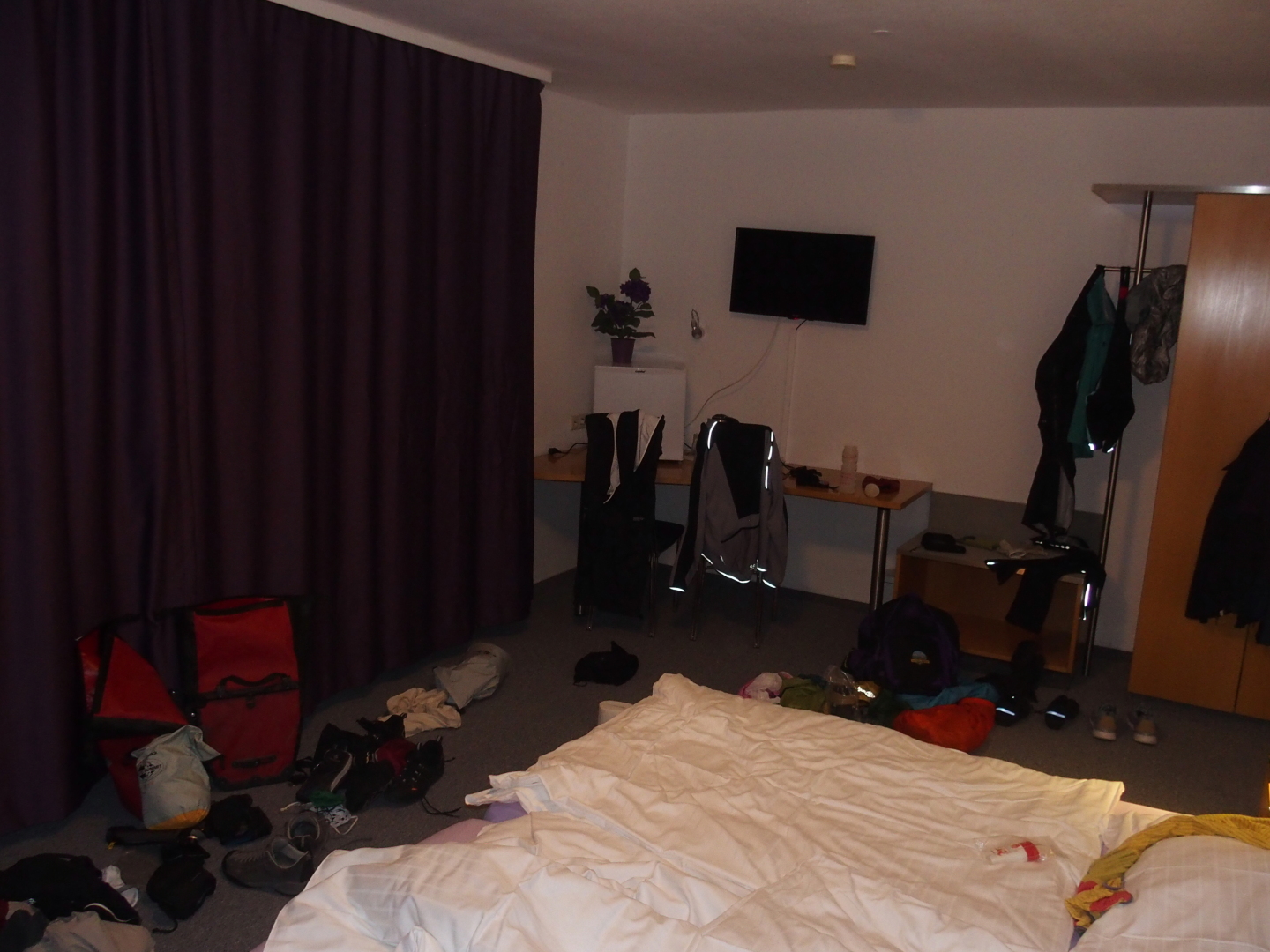 So schnell kann man ein Hotelzimmer in Unordnung bringen. Zum Rebstock in Mengen.