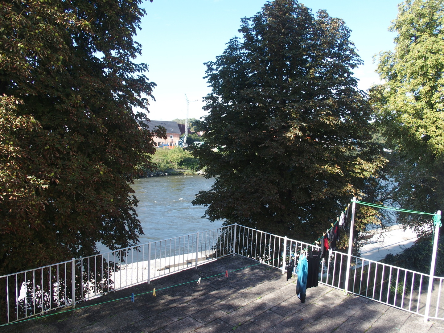 Zimmer mit W&auml;scheleine und Blick auf die Donau in der Pension Graf in Donauw&ouml;rth.