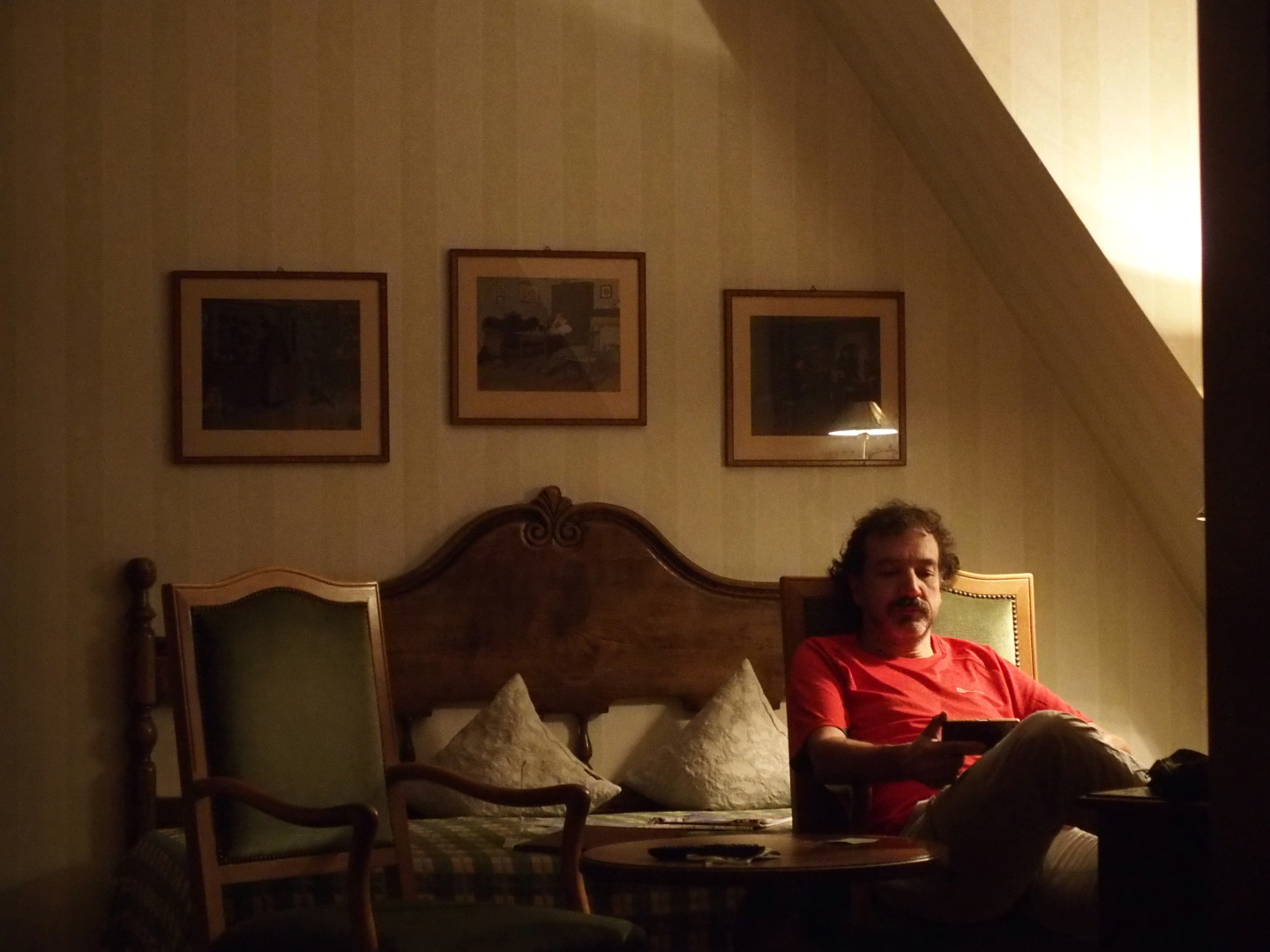 Der Burgherr genie&szlig;t den wohlverdienten Feierabend.