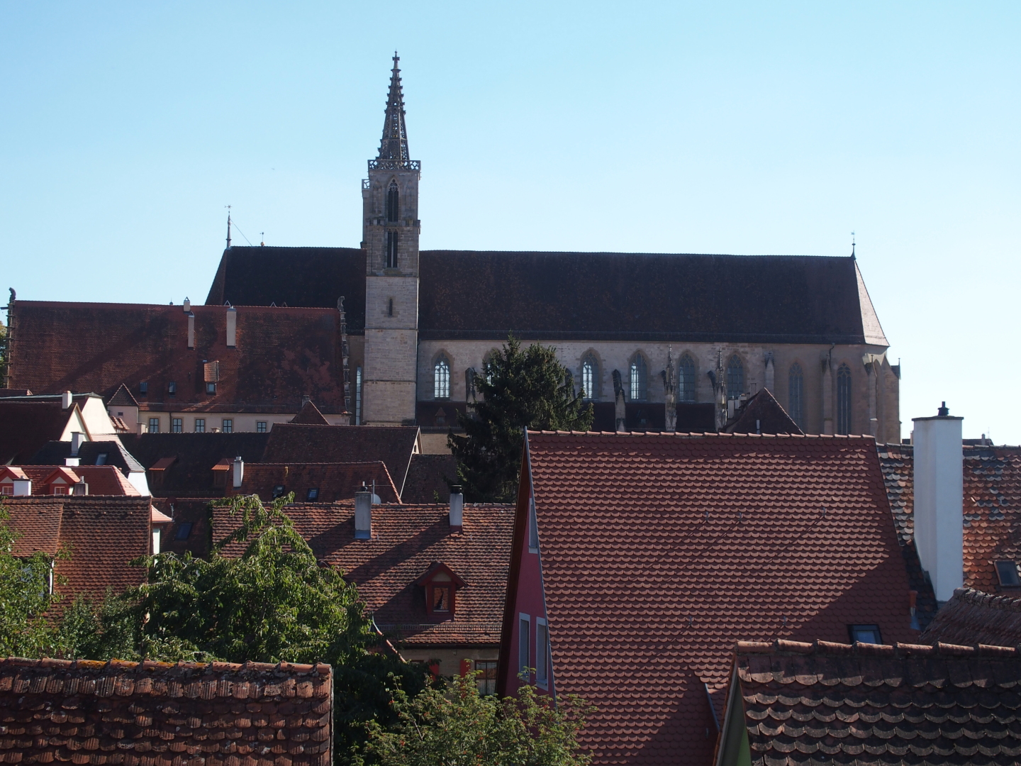 Diese Rothenburger Kirche beherbergt einen Altar, der sehr ber&uuml;hmt ist - nicht, weil er von Tillman Riemenschneider ist, sondern weil er eine Heilig-Blut-Reliquie enth&auml;lt.