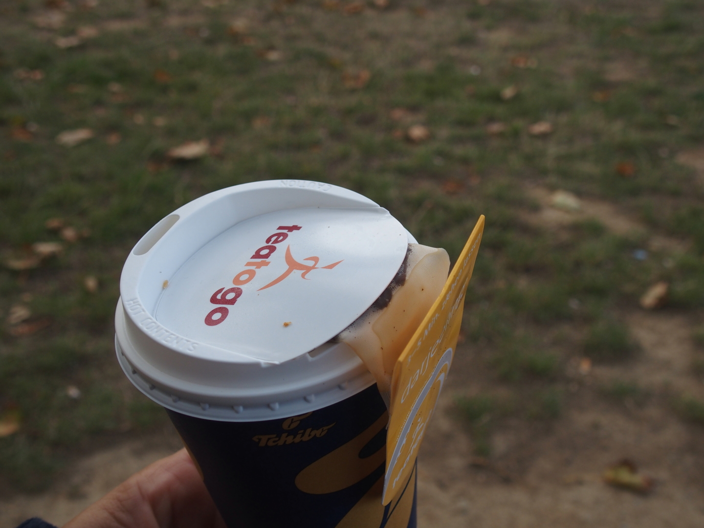 Ein sehr einfallsreicher Teebeutel-Ausquetsch-Mechanismus, wenn auch mit viel Plastikm&uuml;ll.