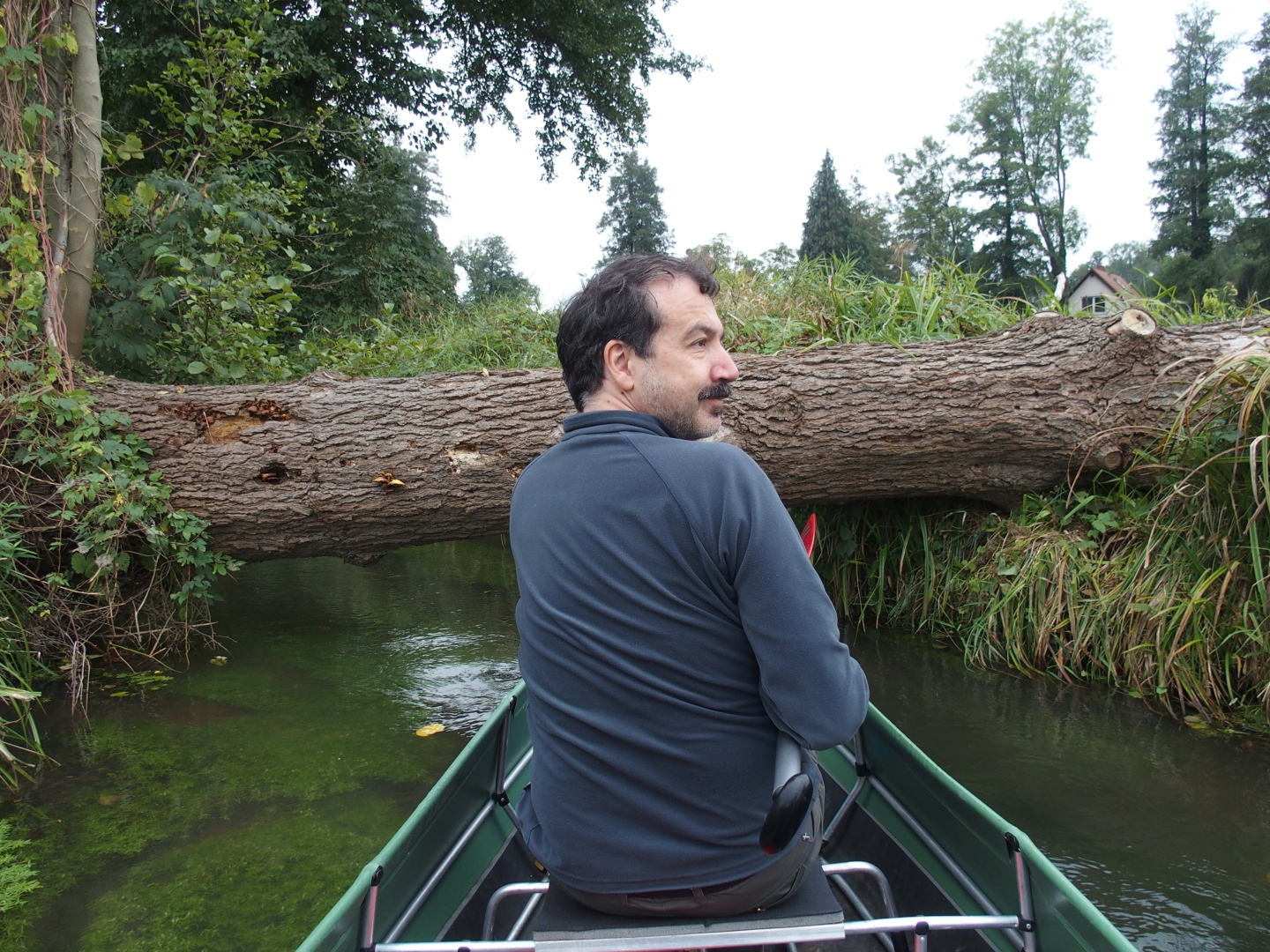 Auf den kleineren Fließen muss mit Hindernissen gerechnet werden. Zum Wenden ist es zu schmal, also geht's rückwärts zurück.