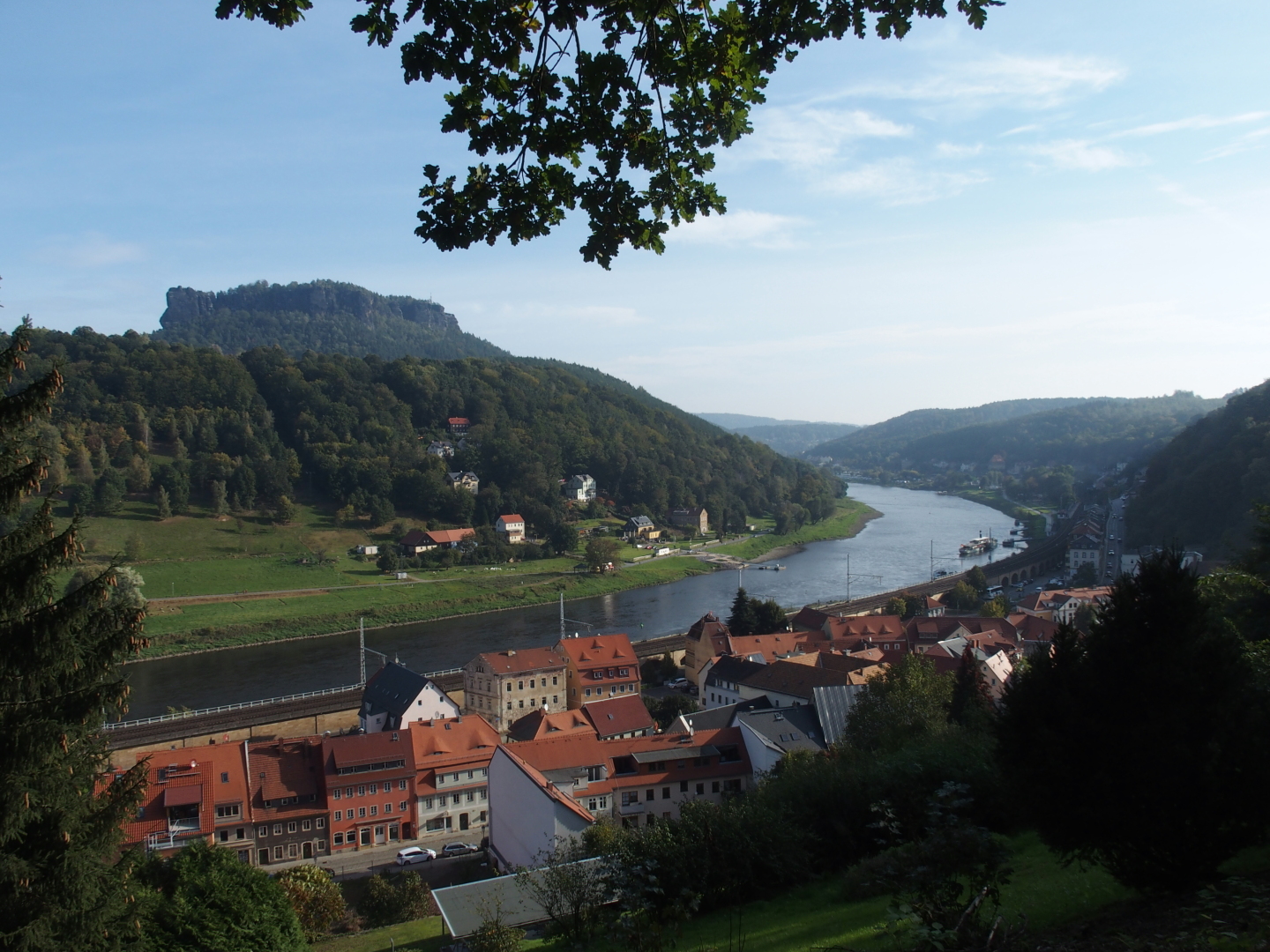 Beim Aufstieg auf den Königstein hat meinen einen guten Blick über das Elbtal auf den Lilientsein.
