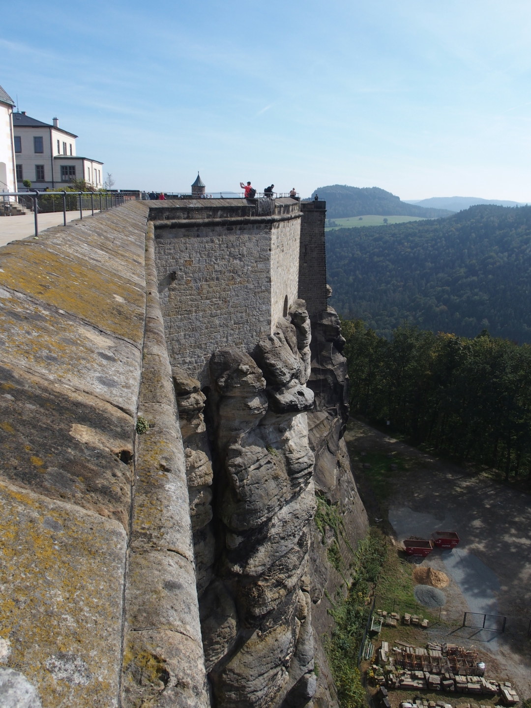 Gerhard ruht seinen Fuß noch etwas aus,
während ich mich auf der südwestlichen Mauer etwas
umschaue.