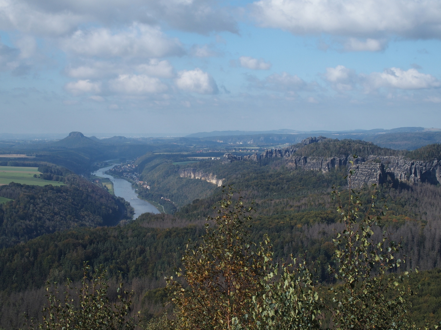 Den Blick von der Kipphornaussicht genießen nicht nur wir, sondern auch diese Raupe des Buchenstreckfußes. 