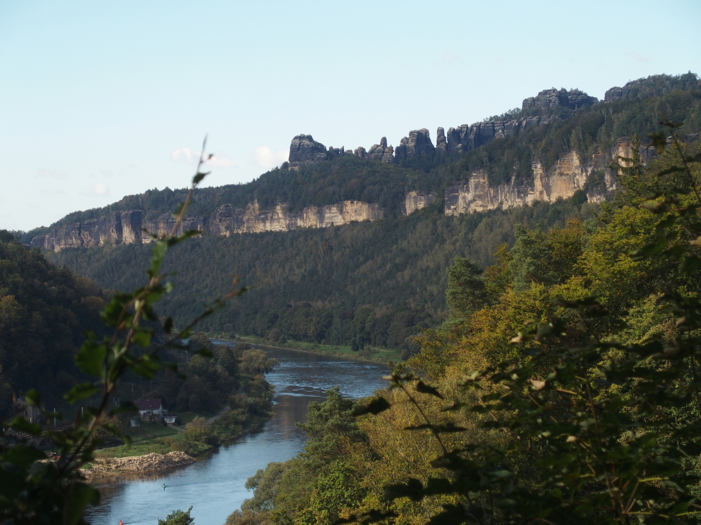 Elbsandstein. Licht und Schattenspiel im Buchenwald. Die Schrammsteine.