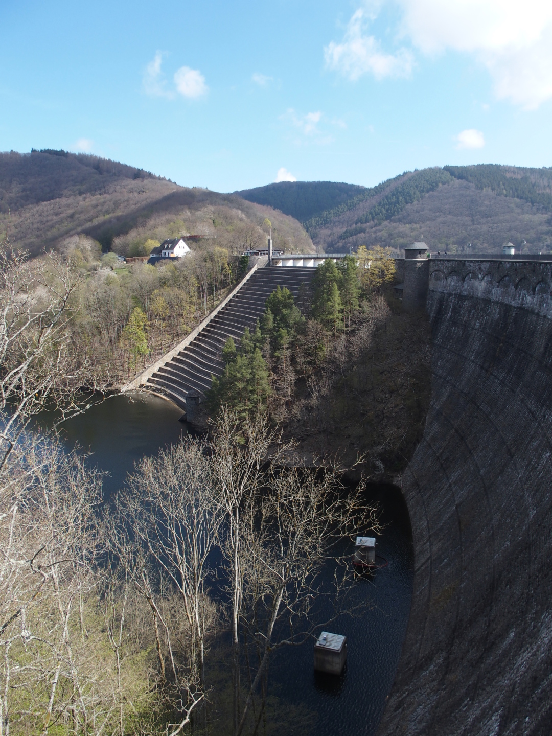 Die Staumauer des Urftstausees; das Wasser unten gehört zum Obersee.