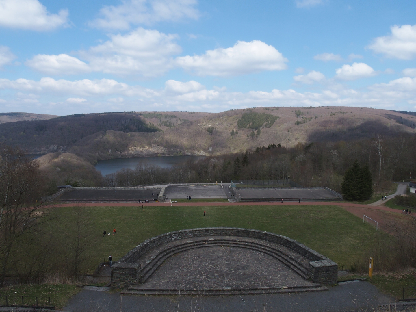 Ein Teil der Sportanlagen der Ordensburg Vogelsang. Im Hintergrund der Urftsee.