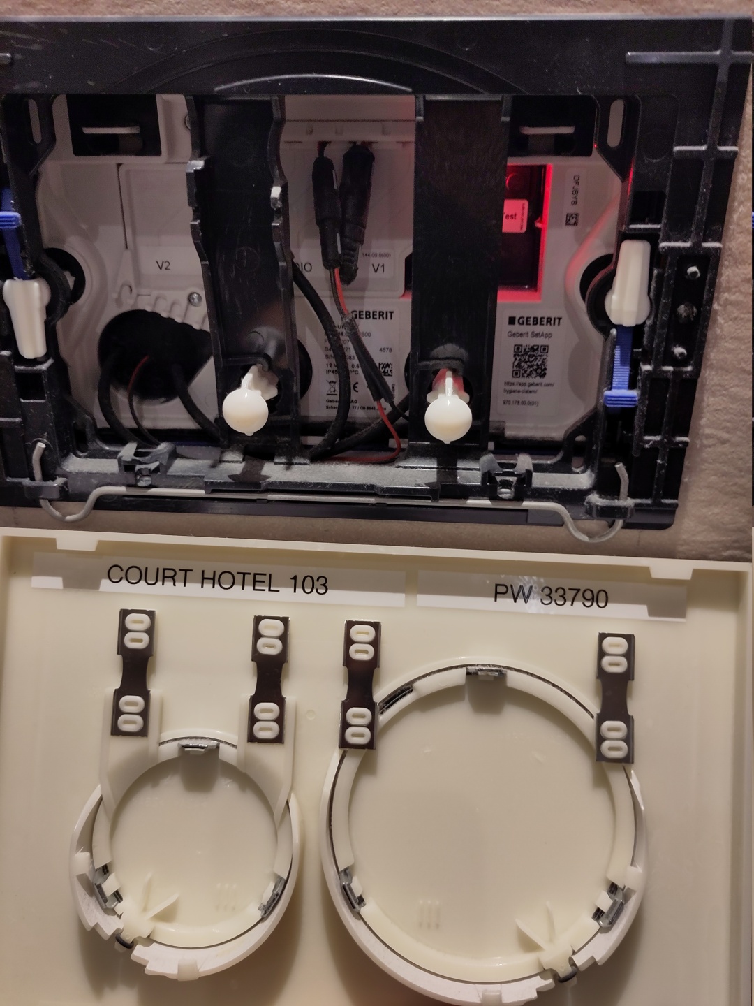 Fernsteuer- und programmierbare Klospülung.