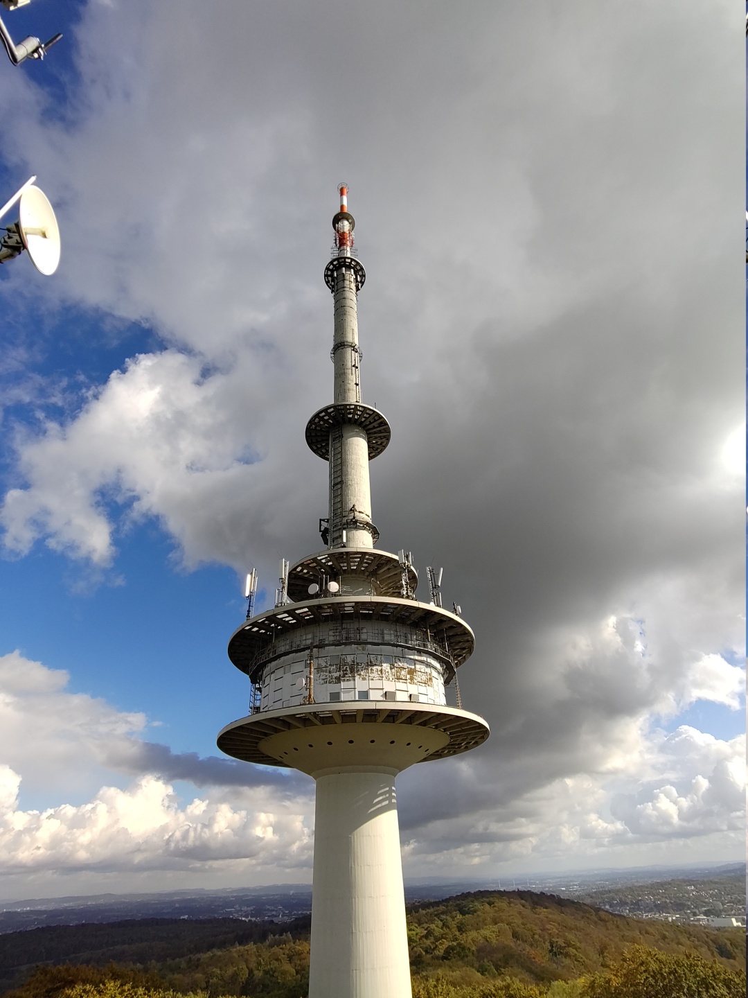 Aussicht vom Aussichtsturm auf den Bielefelder Fernsehturm.