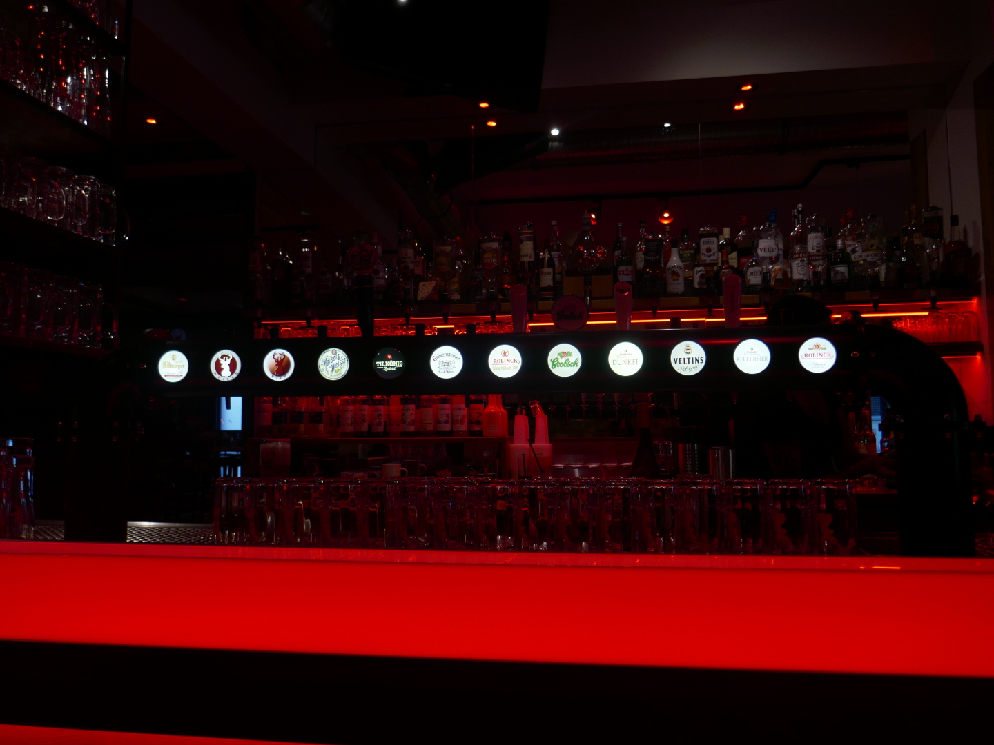 Nachtleben in Rheine: Bierauswahl im Roten Hirsch; Spinnen an der Emsbrücke.