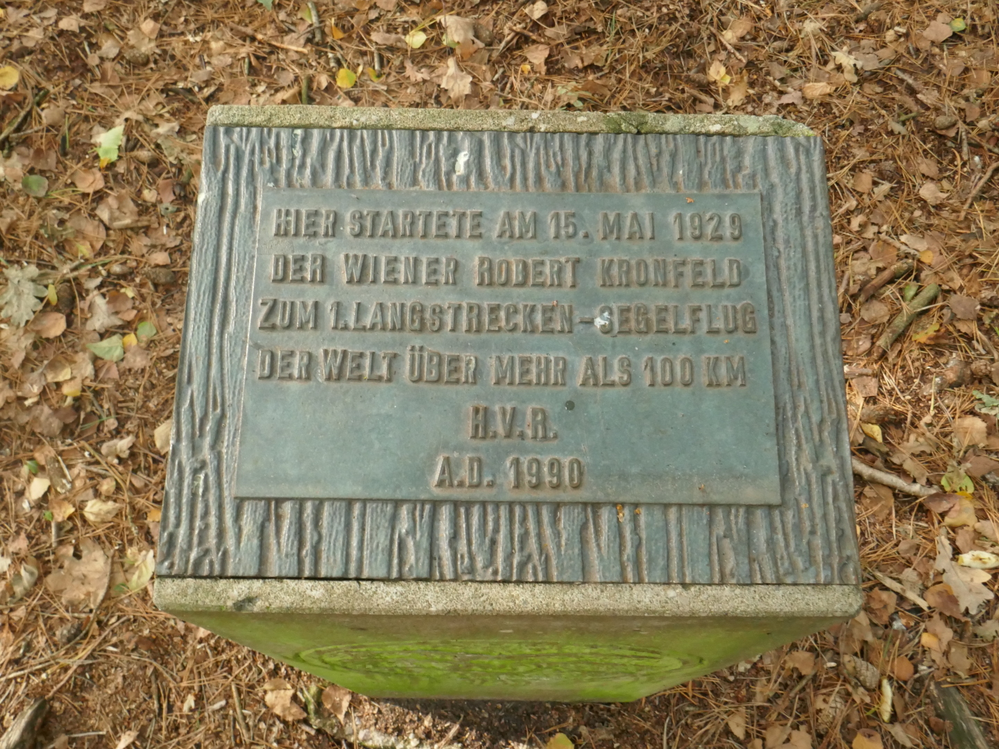 Gedenkstein für Robert Kronfeld, der am 15. Mai 1929 an dieser Stelle zum ersten Langstrecken-Segelflug der Welt startete.