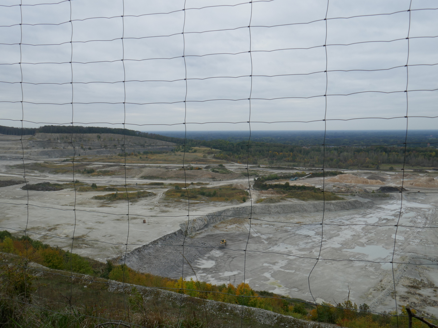 Der Steinbruch der Firma Dyckerhoff bei Lengerich zieht sich kilometerweit hin.