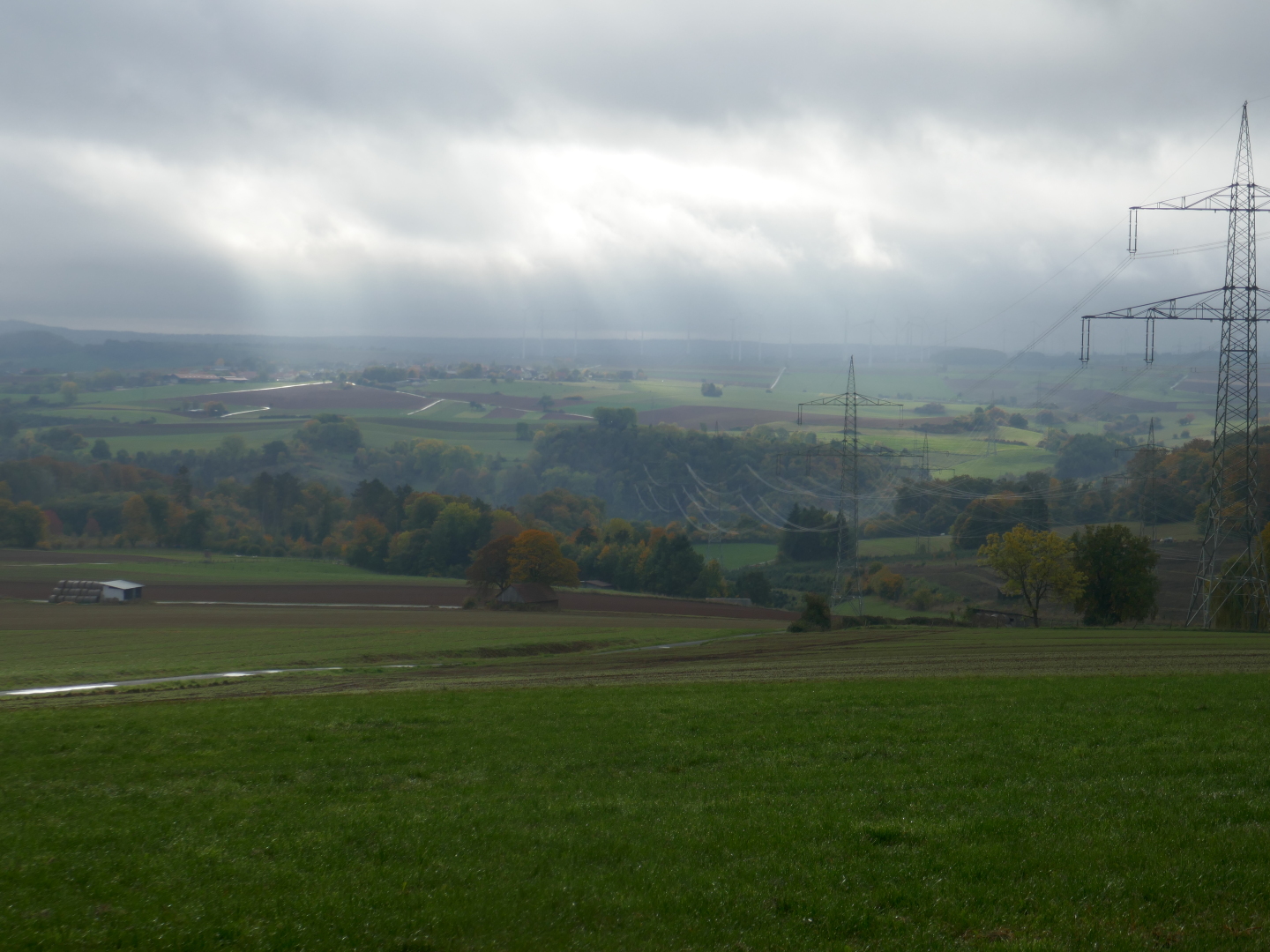 Blick über die Wiesen zwischen Essentho und Marsberg.