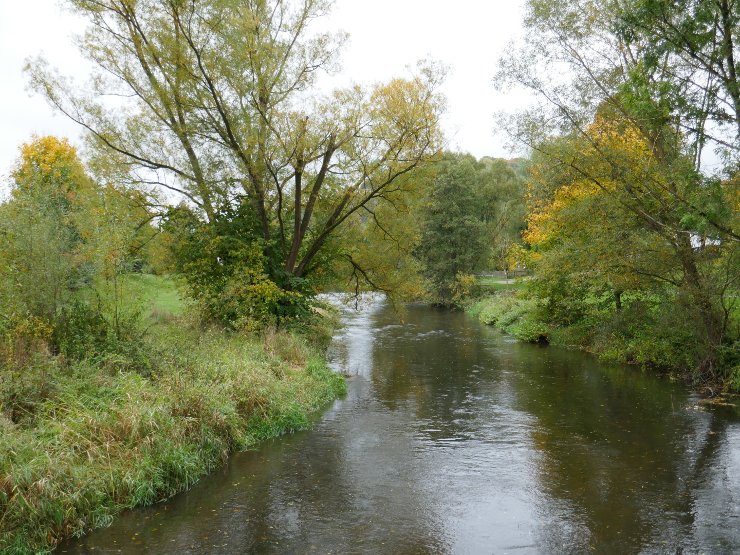 Netter Kontrast: das idyllische Tal der Diemel kurz vor Marsberg. 