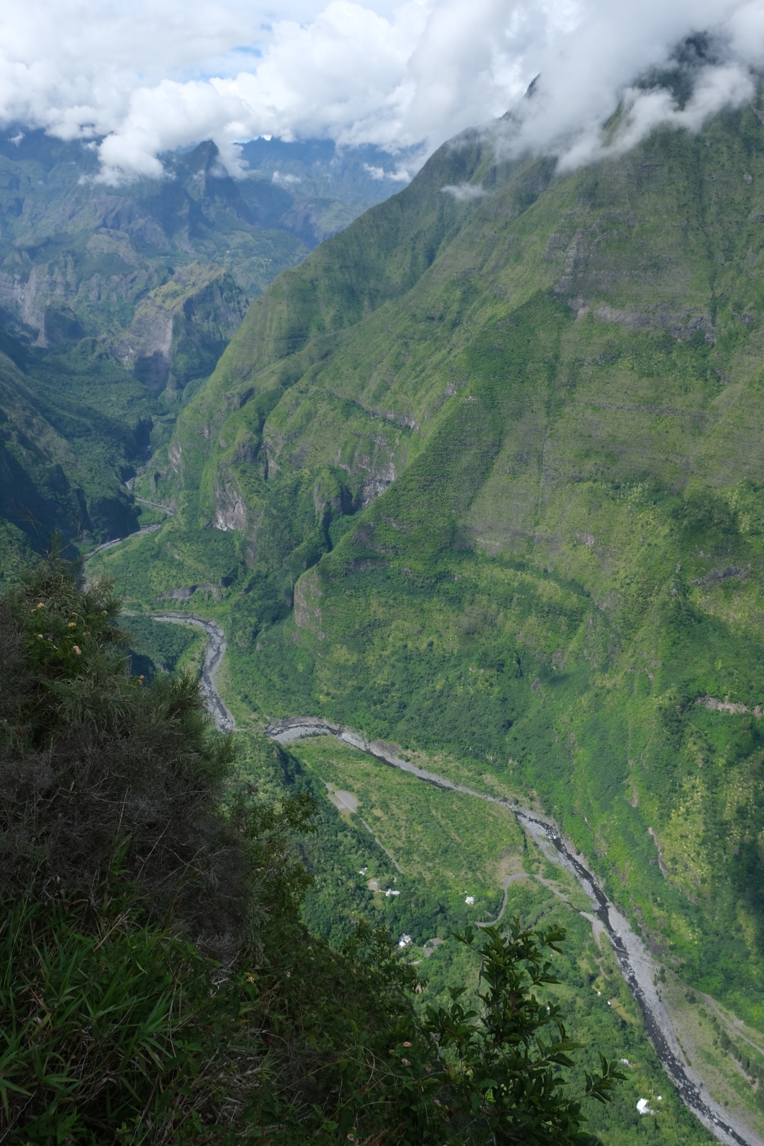 Die Schlucht Rivière des Galets vom Weg nach Cap Noir aus. Es geht hier fast 1000m senkrecht in die Tiefe.