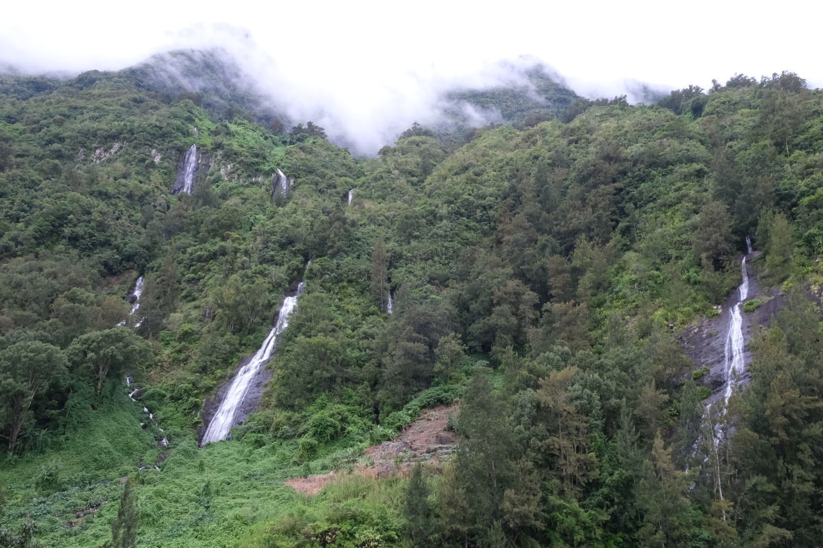 Wasserfälle im Cirque de Salazie. Le Voile de la Mariée ist der große auf der linken Seite. 