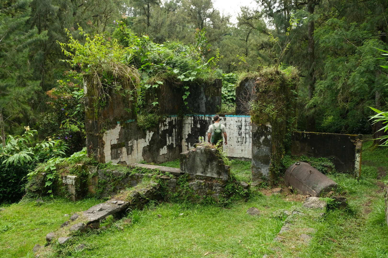 Vincent in der Therme. Diese Brücke nehmen wir lieber nicht.