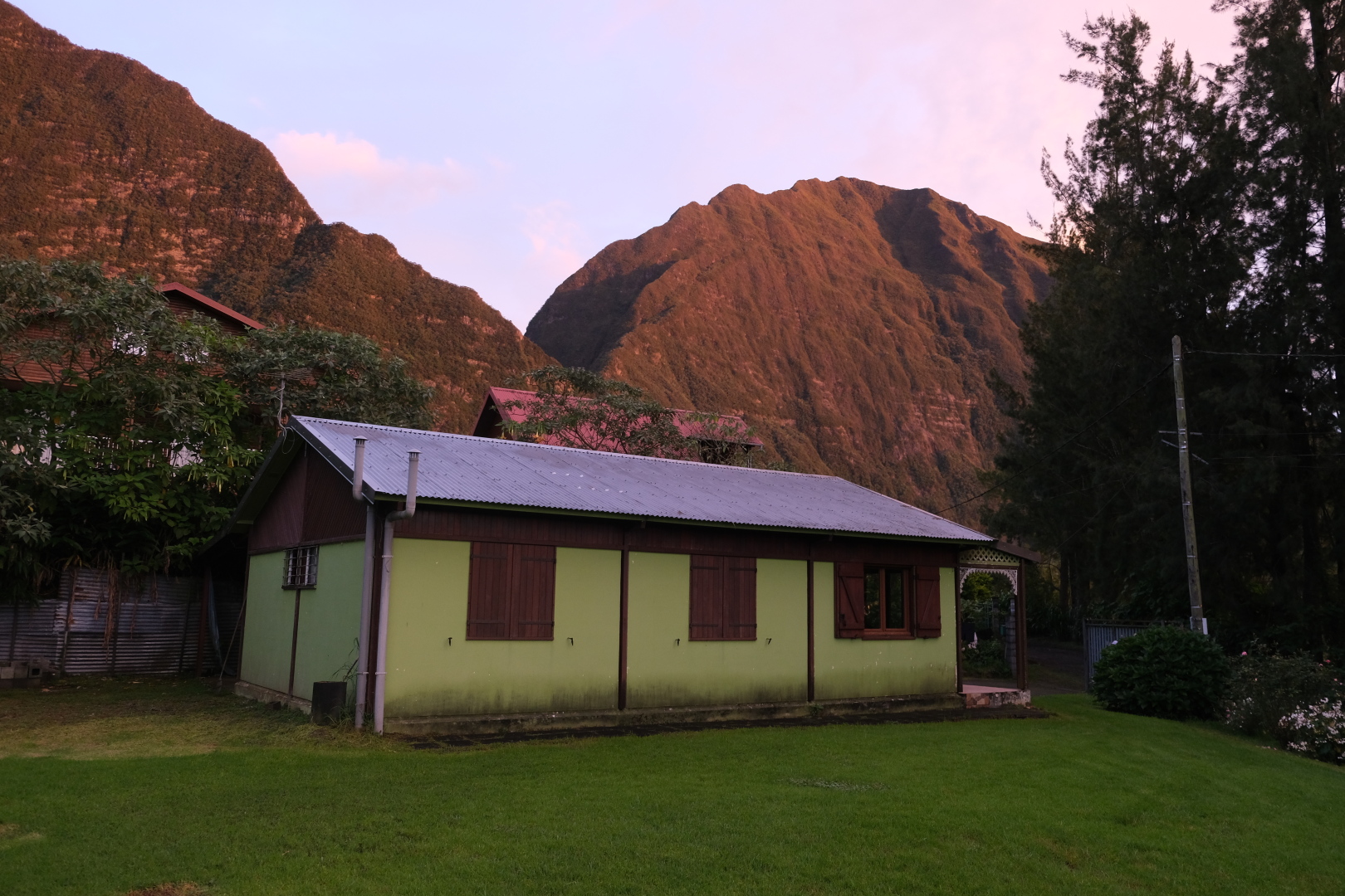 Sonnenaufgang über dem Eingang des Cirque de Salazie. Die Felsen hinter unserer Hütte werden von der Morgensonne angestrahlt.