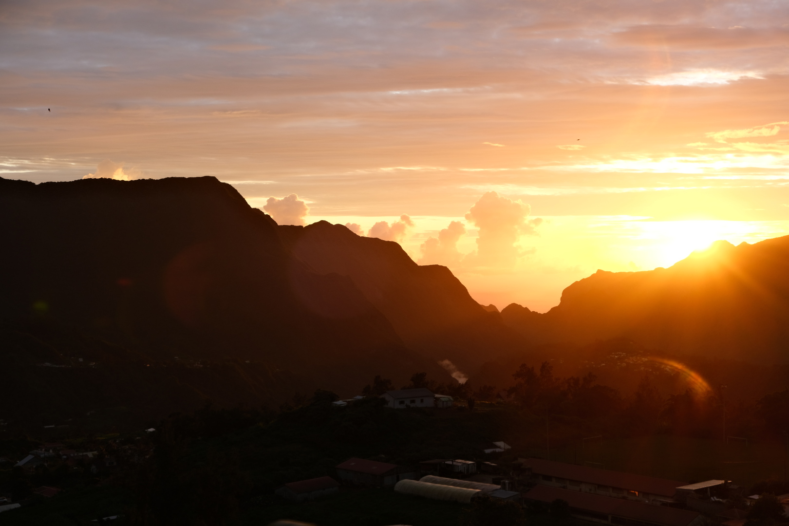 Sonnenaufgang über dem Eingang des Cirque de Salazie. Die Felsen hinter unserer Hütte werden von der Morgensonne angestrahlt.